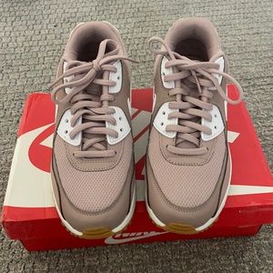 Nike WMNS Air Max 90 size 6
